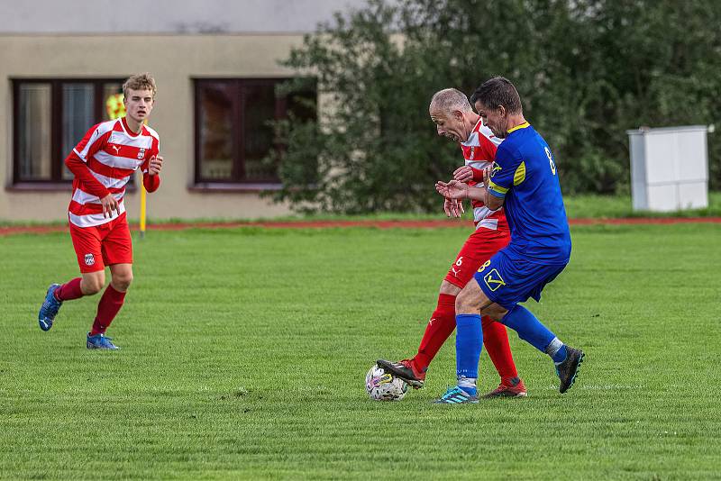 5. kolo OPM: FC Švihov (na snímku fotbalisté v červenobílých dresech) - TJ Sokol Chudenice (modří) 2:2 (2:0).