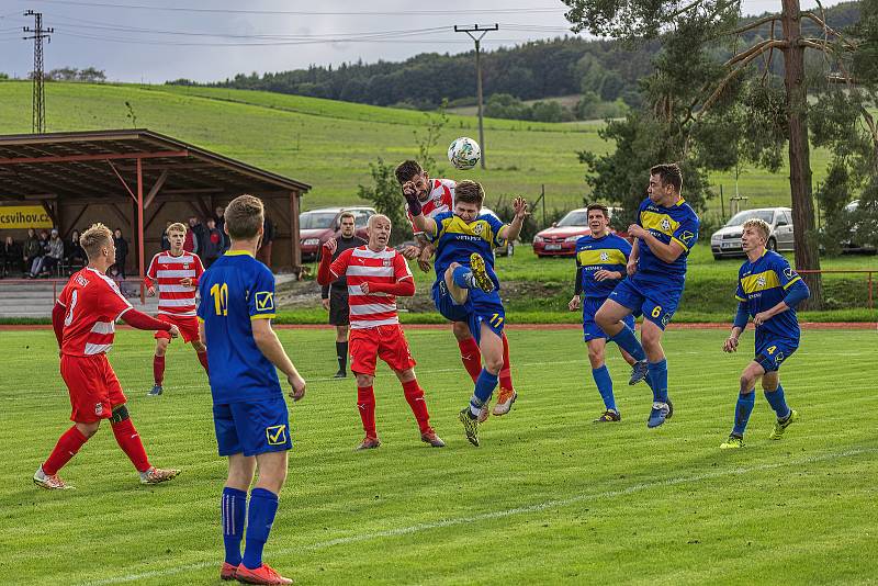 5. kolo OPM: FC Švihov (na snímku fotbalisté v červenobílých dresech) - TJ Sokol Chudenice (modří) 2:2 (2:0).