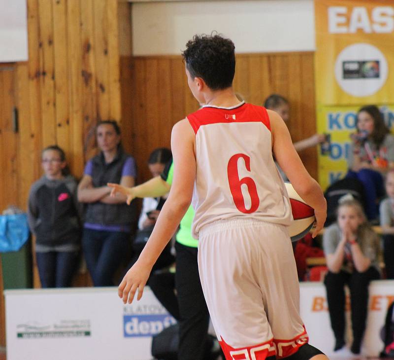 BK Klatovy U14 (v bílém) - BK Teplice U14 46:28 - fotogalerie z pátečního zápasu.