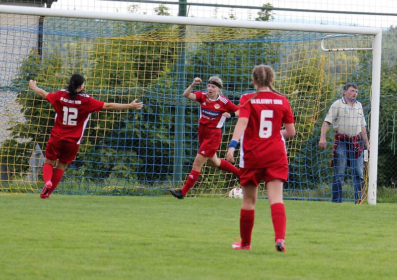 1. kolo divize C ženy: TJ Calofrig Borovany – SK Klatovy 1898 (na snímku fotbalistky v červených dresech) 2:7