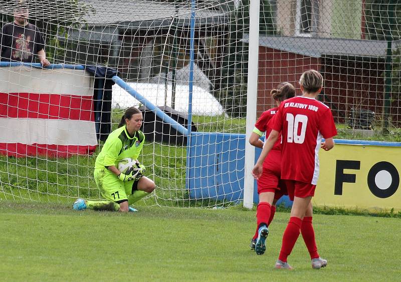 SK Klatovy 1898 (na archivním snímku fotbalistky v červených dresech) porazily na podzim Spartak Kaplice (modré dresy) 4:2. A dokázaly uspět i v jarní odvetě na hřišti soupeře.