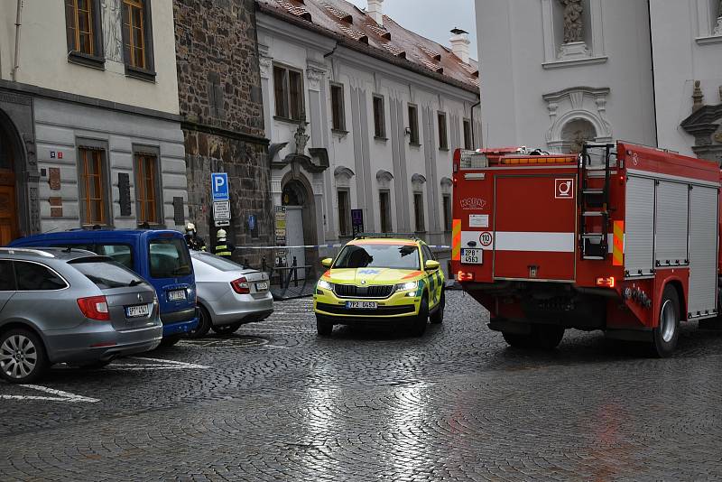 Po pádu z Černé věže na náměstí v Klatovech zemřel mladý muž.