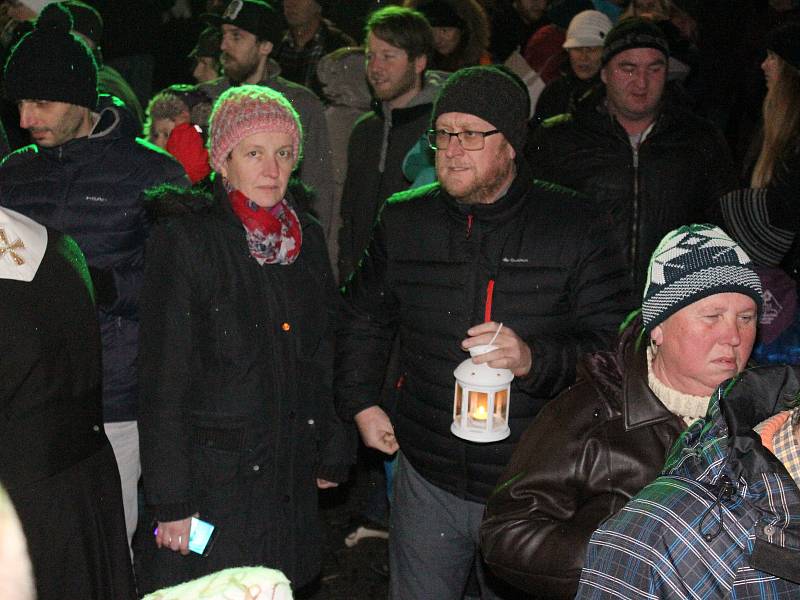 Skauti rozdávali v Klatovech Betlémské světlo.