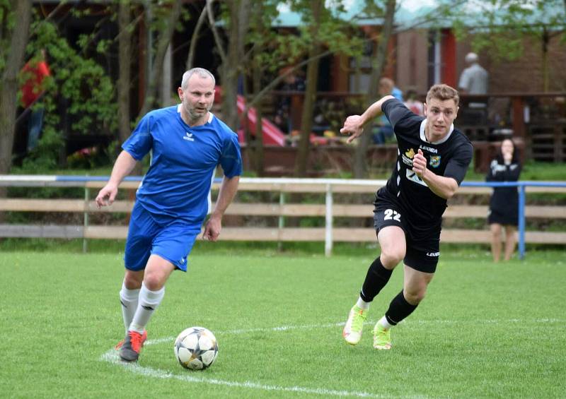 Fotbalisté TJ Měcholupy (na archivním snímku hráči z nedávného zápasu ve Štěnovicích - 2:1) porazili outsidera z Kasejovice 5:2.