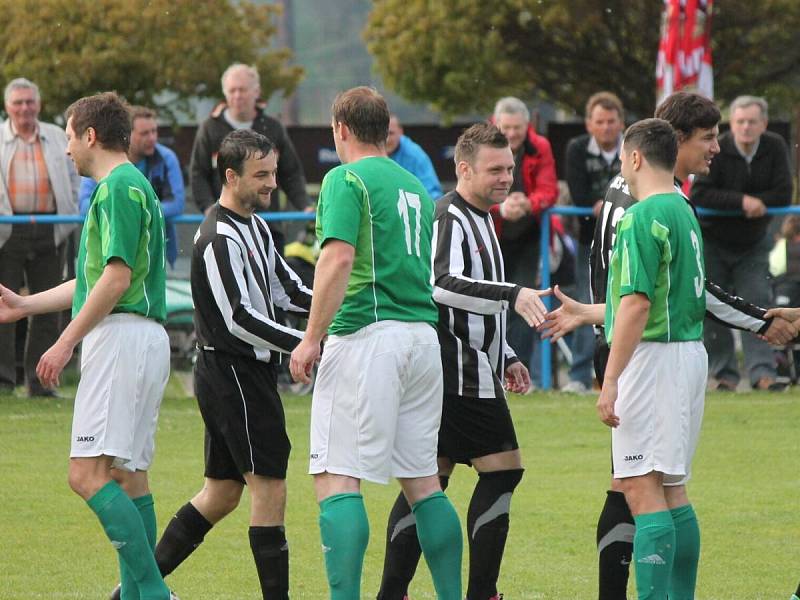 1. B třída: Dlouhá Ves (v černo-bílém) - Žichovice 4:0.