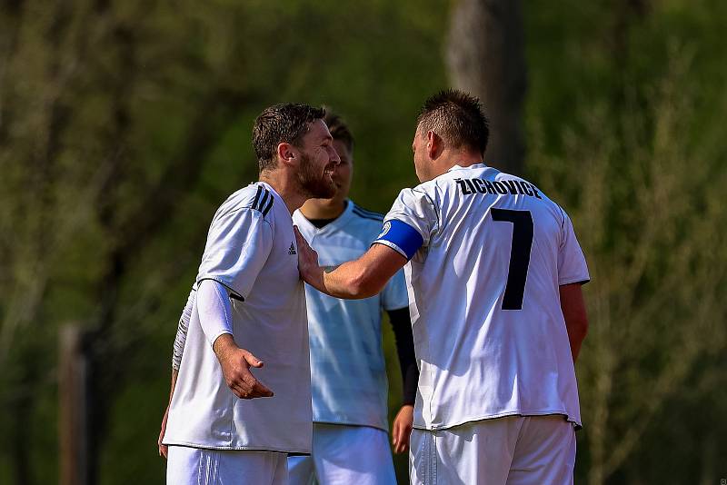 Fotbalisté TJ Žichovice (na archivním snímku hráči v bílých dresech) podlehli ve 24. kole III. okresní třídy TJ Sokol Běšiny 0:2.