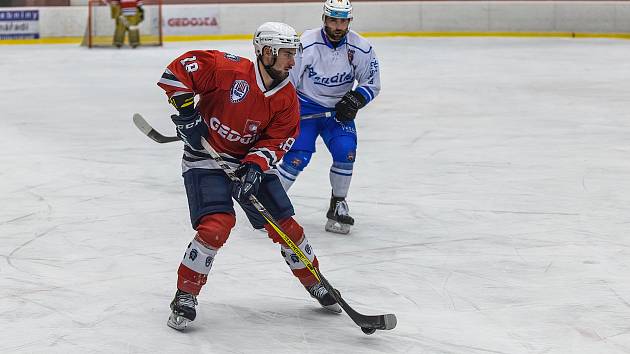 2. liga, skupina západ (nadstavba B, 3. kolo): SHC Klatovy (na snímku hráči v červených dresech) - HC Benátky nad Jizerou 5:4 po prodloužení.