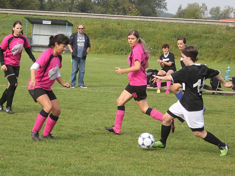 Dívčí amatérská fotbalová liga v malé kopané 2017: Devils Klášter (černé dresy) - Kobra Stars 2:2, na PK 3:2. Foto: Yvetta Chmelová