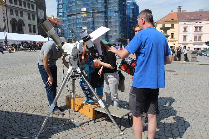 Na náměstí Míru v Klatovech byly k vidění různé experimenty. Celodenní program Dne vědy a techniky byl určený pro všechny věkové kategorie.