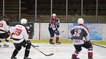 Dalšími zápasy pokračovaly na Klatovsku hokejové soutěže mužů. Snímek je z utkání Malá Víska - Stříbro.