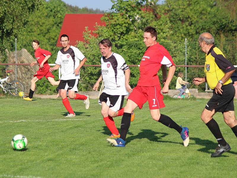 Z archivu Deníku: Fotbalistům Zavlekova (na snímku hráči v bílých dresech) se o víkendu nedařilo, na domácím hřišti podlehli Kvaseticím vysoko 0:7.