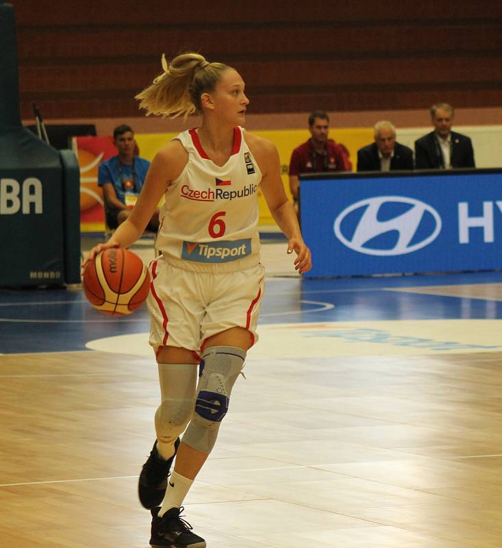 ME U20 v basketbalu: Česko (v bílém) vs. Rusko