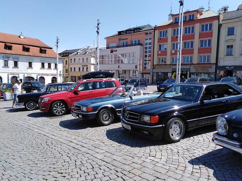 Sraz vozů značky Mercedes v Klatovech.