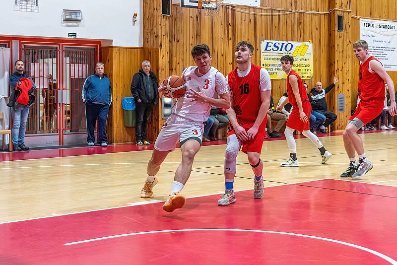 BK Klatovy (bílé dresy) - BK Lokomotiva Plzeň B 71:70.