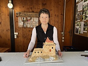 Andrea Staňková vyrobila pro hrad Kašperk dortovou kopii západní věže a předala ji kastelánu Václavu Kůsovi.