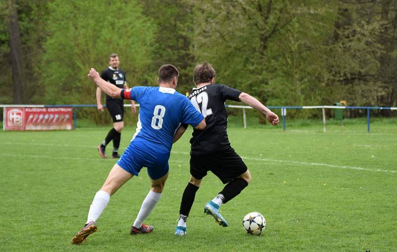 Fotbalisté TJ Měcholupy (na archivním snímku hráči z nedávného zápasu ve Štěnovicích - 2:1) porazili outsidera z Kasejovice 5:2.