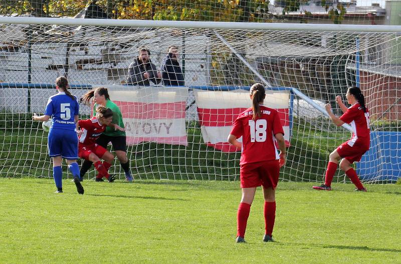 9. kolo divize žen, skupina C: SK Klatovy 1898 (na snímku fotbalistky v červených dresech) - TJ Jiskra Domažlice 1:1 (1:0).