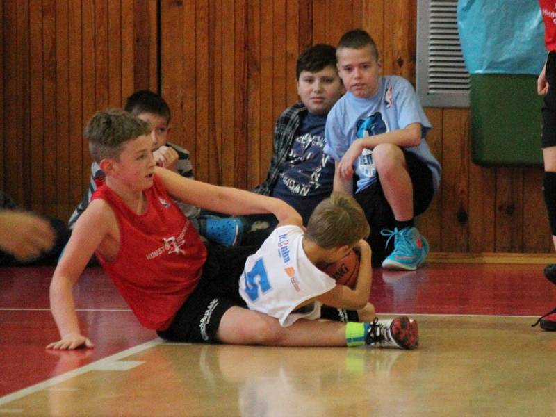 Junior NBA League 2016: Houston Rockets (ZŠ Klatovy, Plánická ul, červené dresy) - Dallas Mavericks (ZŠ Švihov) 24:27 