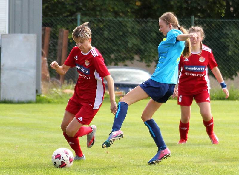 Na podzim fotbalistky SK Klatovy 1898 (červené dresy) porazily Borovany (modré dresy) 7:2. A uspěly i v nedělní odvetě, tentokrát 9:1.