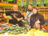 Soutěžící z akce Hubneme s Deníkem (zleva Ludvík Pouza, Jan Jirák, Daniela Loudová) byli  nakupovat ovoce a zeleninu v klatovském Kauflandu. Čeká je totiž čistící zeleninový den. 