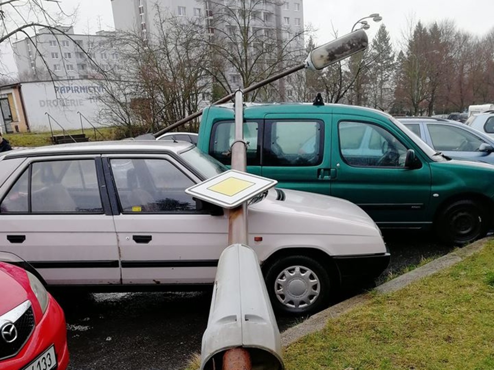 Stará lampa spadla v Podhůrčí na dvě auta - Klatovský deník