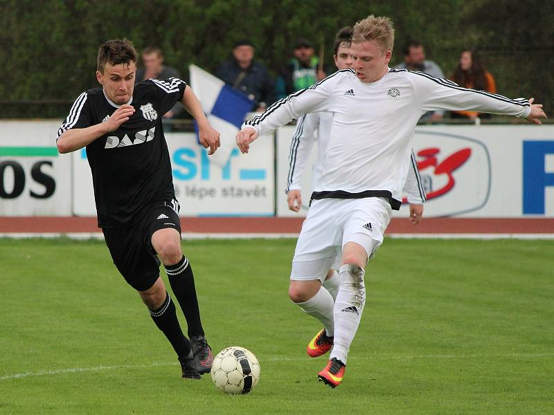 Fotbalisté TJ Sušice (na archivním snímku hráči v bílých dresech) porazili v derby Luby 2:1 a přezimují na osmém místě tabulky krajské I. A třídy.