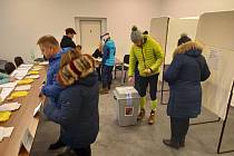 Volební komise v Železné Rudě se od otevření volebních místností nezastavily. Fronty stály až na schodech.