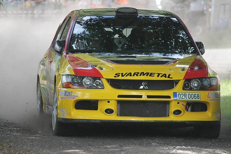 Posádky při předstartovní show a na tratích Rally Agropa