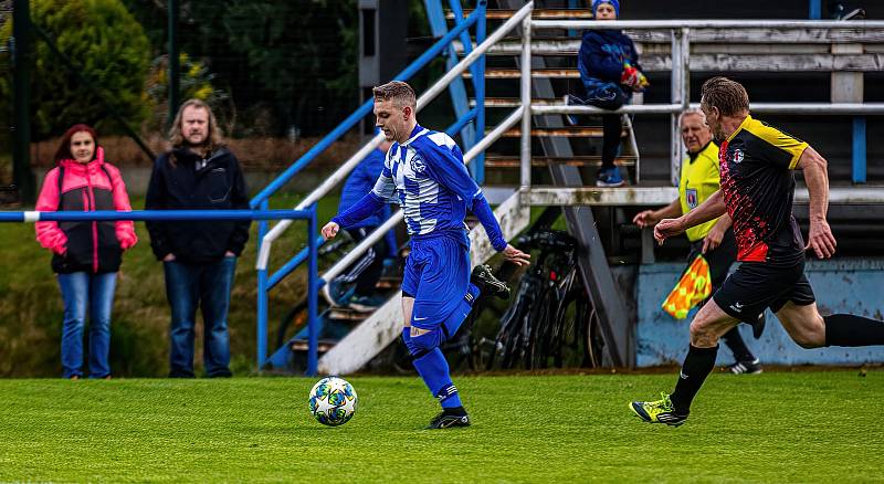 Fotbalisté FK Okula Nýrsko (na archivním snímku hráči v modrobílých dresech) skončili v letošní sezoně krajského přeboru na druhém místě.