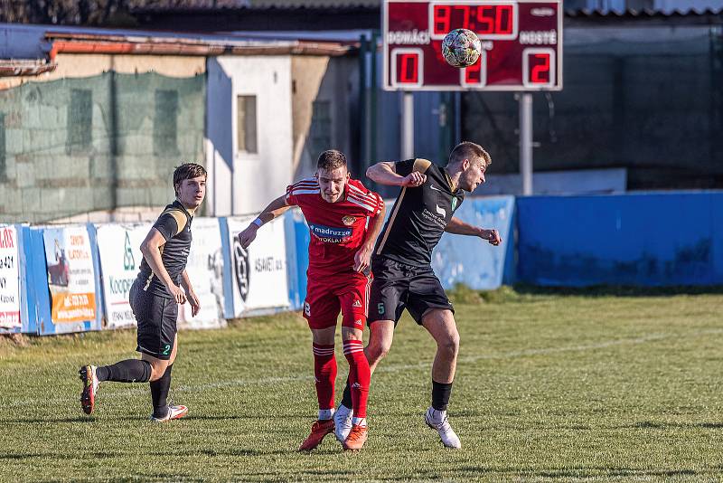 FORTUNA divize A (18. kolo): SK Klatovy 1898 (na snímku fotbalisté v červených dresech) - FK Slavoj Český Krumlov 0:2 (0:1).