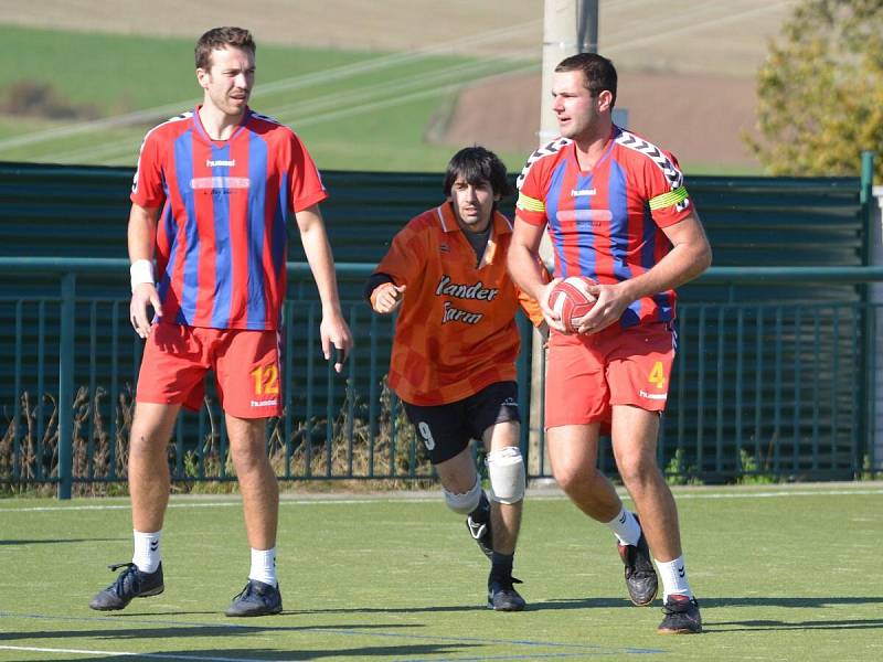 Národní házená, II. liga: TJ Vřeskovice (v oranžovém) - Sokol Podlázky 15:23.