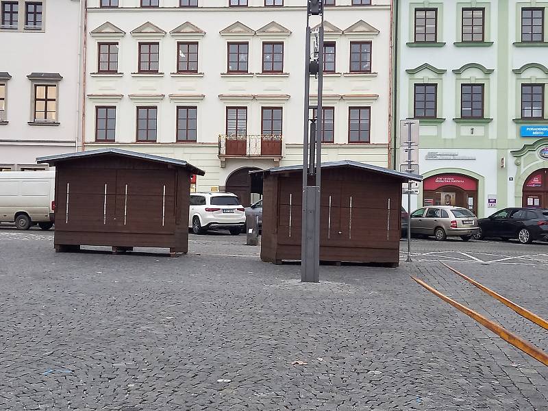 Stánky se začaly na náměstí v Klatovech chystat již v úterý.
