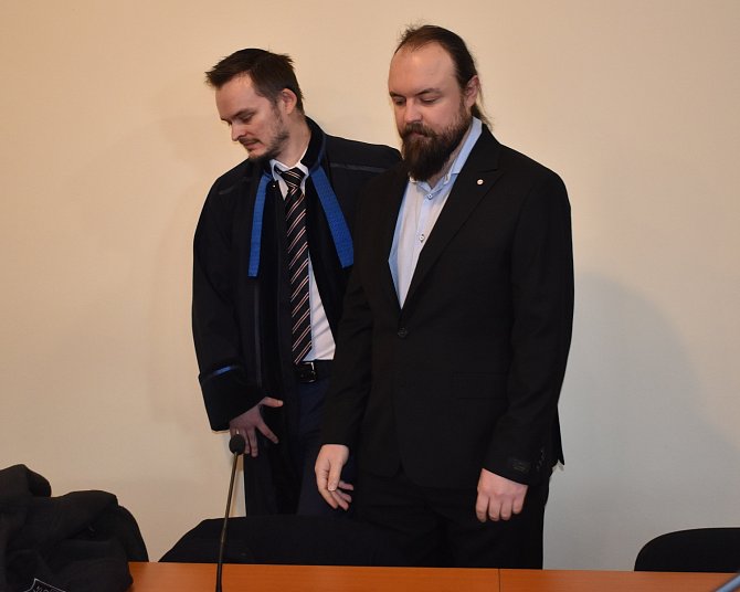 Vít Bareš (vpravo) s obhájcem u klatovského soudu.