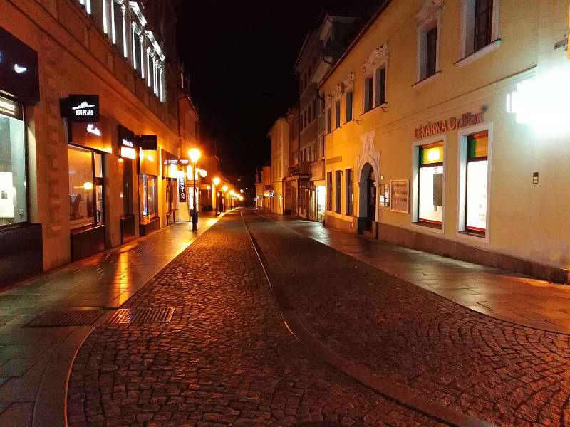 Prázdné náměstí a ulice v Klatovech po 21. hodině.