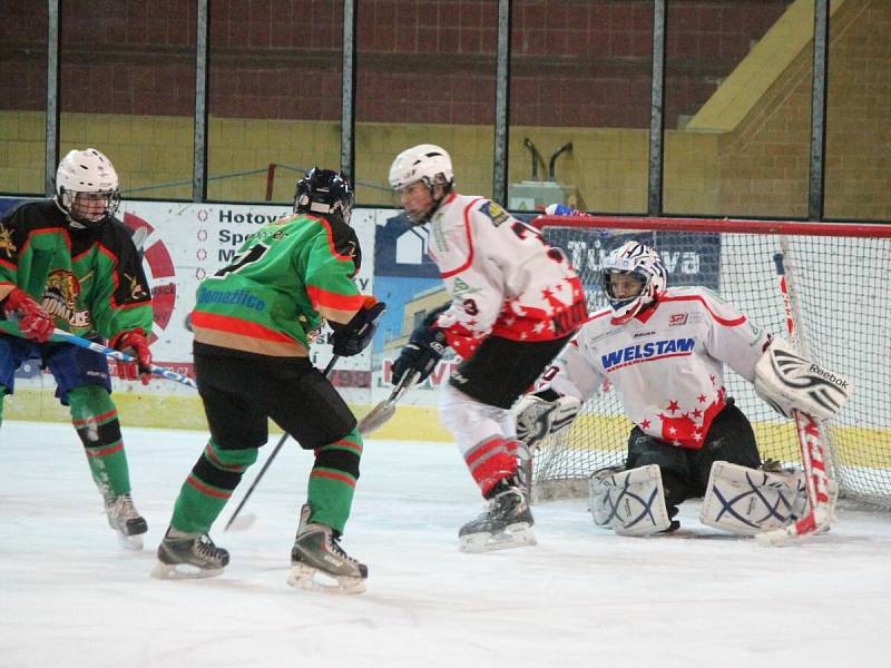 Krajská liga dorostu: HC Klatovy (v bílém) - HC Domažlice 5:1.