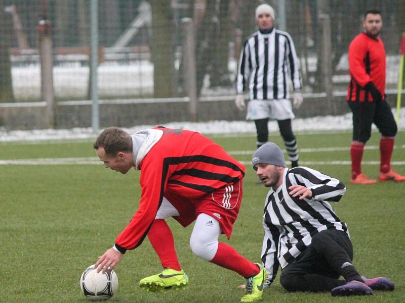 Zimní turnaj v Sušici: Nýrsko (v pruhovaném) - Luby 2:0.