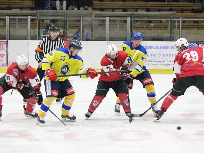 Třetí čtvrtfinále play-off druhé ligy: SHC Klatovy (červené dresy) - HC Kobra Praha 7:3