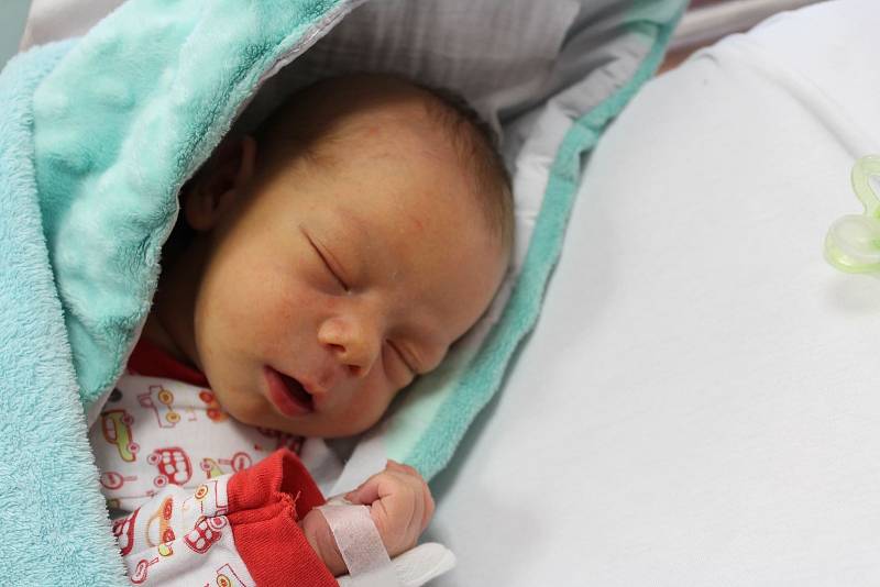 Fabián Bastl z Nýrska se narodil mamince Martině a tatínkovi Radkovi 12. června ve 12:37 hodin. Chlapeček přišel na svět v klatovské porodnici s mírami 3650 g a 52 cm. Doma se na brášku těší devítiletý Tobiášek.