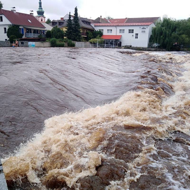 Rozvodněná Otava v Sušici.