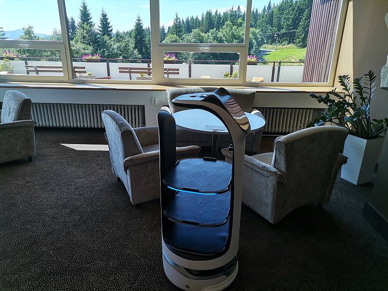 Robotická servírka v hotelu Horizont na Pancíři na Šumavě.