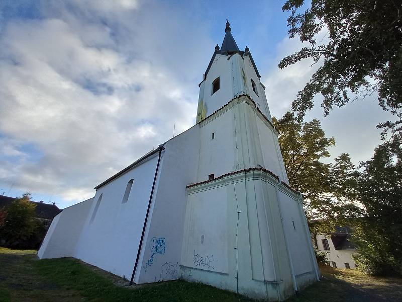 Nápisy na kostele v Janovicích nad Úhlavou.