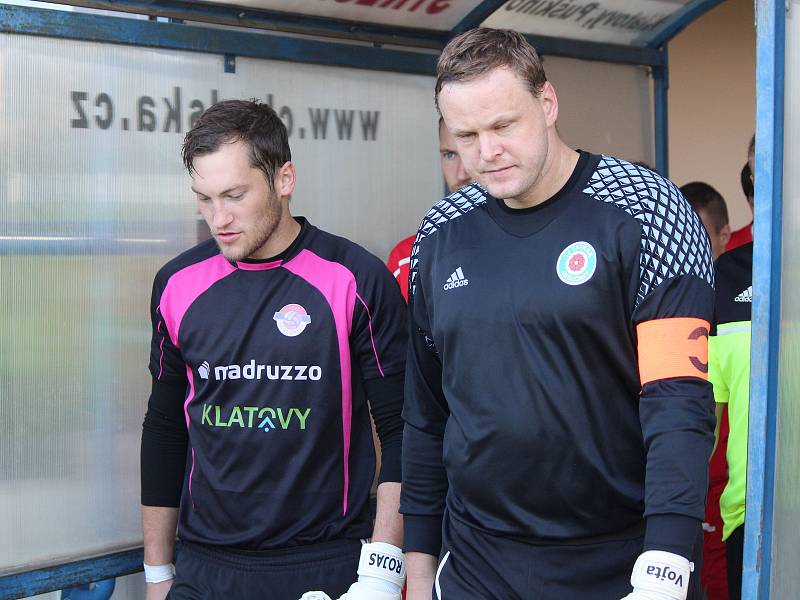 V úvodním duelu sezony 2017/2018 remizovali fotbalisté Klatov (červené dresy) v divizi se Sedlčany 0:0. V penaltách se radovali hosté ze Sedlčan.