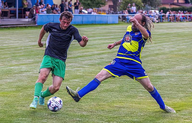 IV. třída, skupina A: SK Kovodružstvo Strážov B (černo-zelení) - Sokol Neznašovy (modré dresy) 1:3.