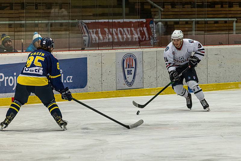 SHC Klatovy (na archivním snímku hokejisté v bílých dresech) v sobotu proti Stadionu Vrchlabí nehrál. Toho využil Jablonec, který prohrál v Chebu po nájezdech, ale díky získanému bodu Západočechy v tabulce přeskočil.