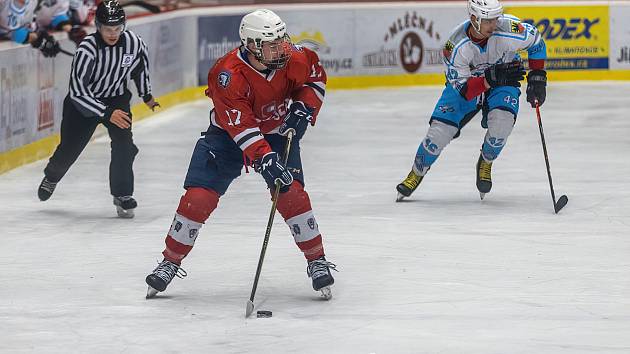 Hokejisté HC Stadion Cheb (na archivním snímku hráči v bílých dresech) porazili ve středečním utkání 12. kola nadstavby SHC Klatovy (červení).