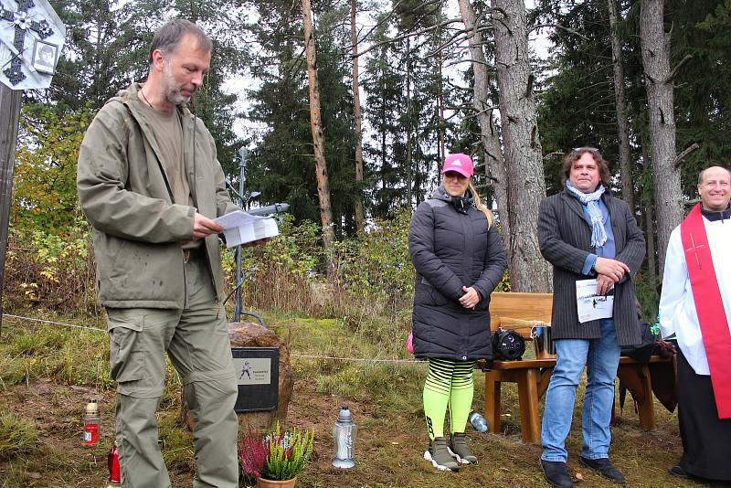 Odhalení a žehnání křížku Emila Kintzla v Kašperských Horách.