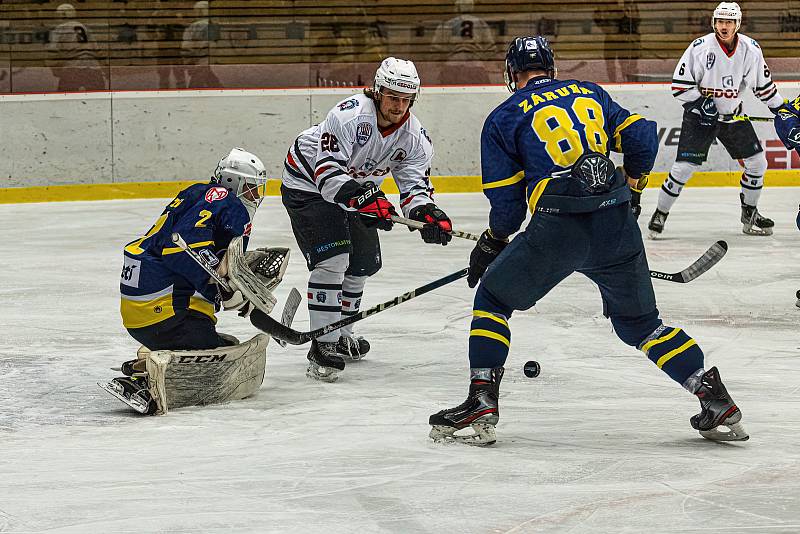 18. kolo západní konference 2. ligy: SHC Klatovy (na snímku hokejisté v bílých dresech) - HC Slovan Ústí nad Labem 0:2.