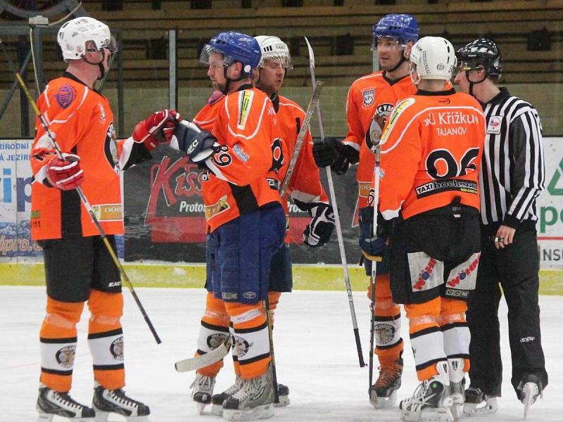 Šumavská liga amatérského hokeje: AHC Vačice (v oranžovém) - HC Tango 5:0.