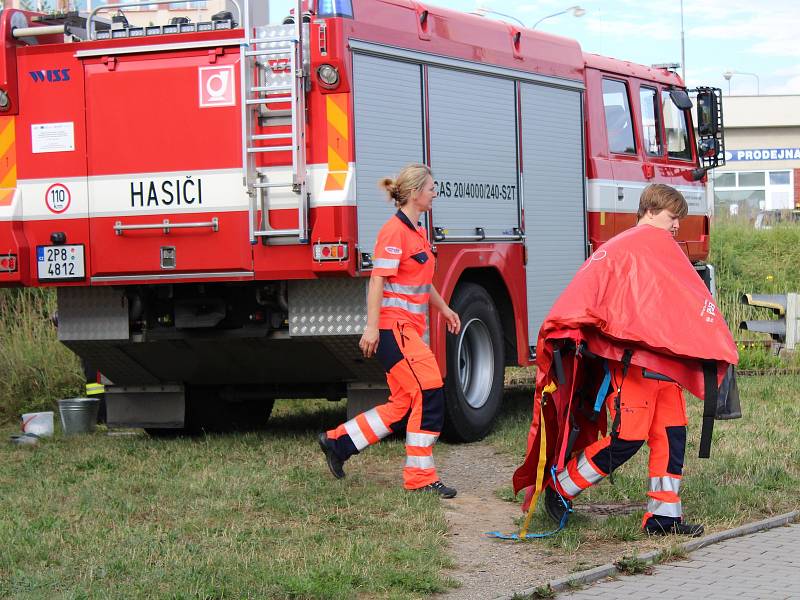 Střet vlaku a osobního auta v Klatovech.