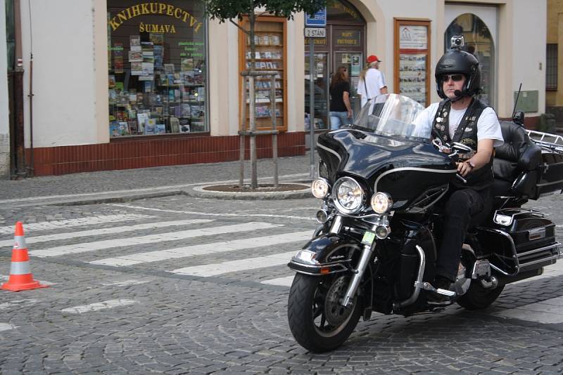 Start prvního ročníku vyjížďky 500 mil Bohemia za účasti 130 jezdců na Harley - Davidson a Buell